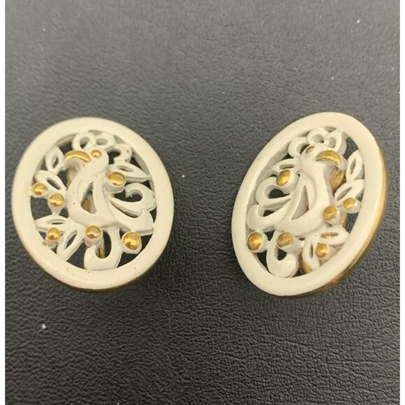 Vintage Monet White Enamel Gold Tone Bird Clip On Earrings - Picture 2 of 5
